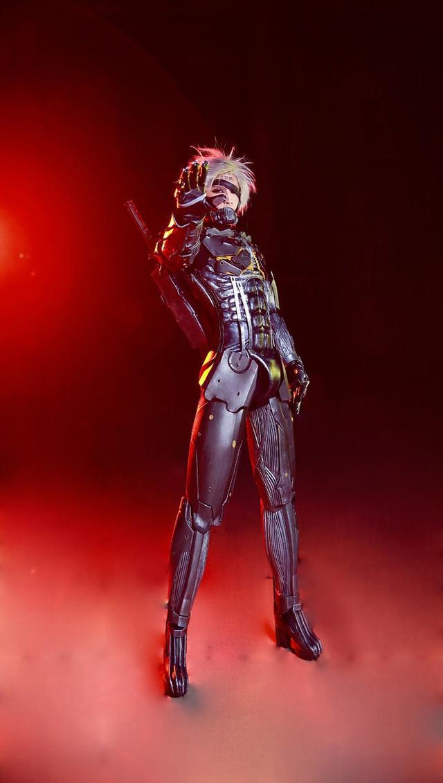 《合金装备崛起:复仇》雷电cos,炫酷道具流怎一个帅字了得