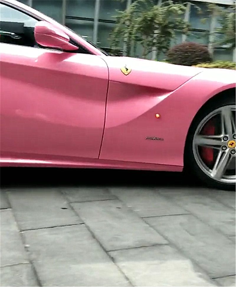 1秒,性能堪比2260万的拉法.最近,在上海首辆粉色法拉利f12现身