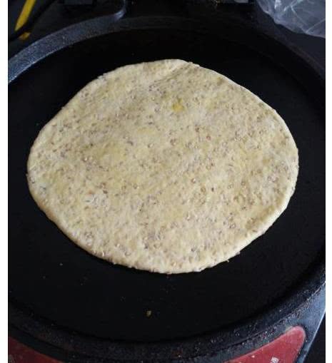 切成小菱形块.油热,放入锅中炸至金黄.一定要不停的翻动.