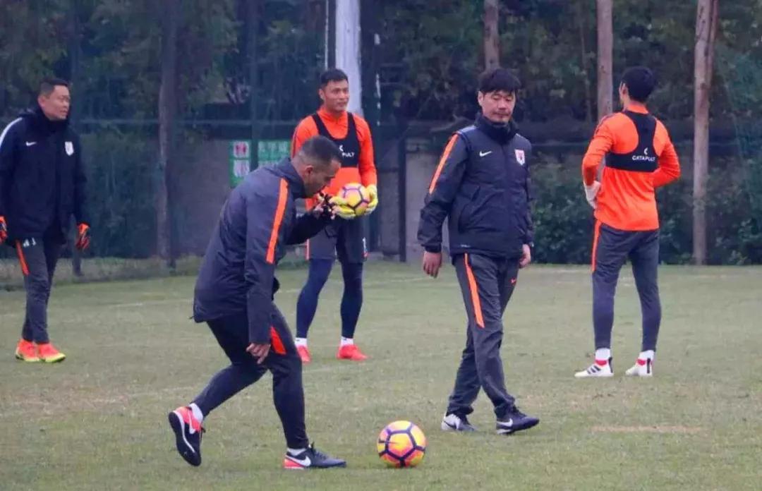 鲁能集结备战广州富力拒谈伊涅斯塔加盟话题 