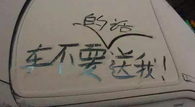 停车场路边大量僵尸豪车没人要背后有什么隐藏的故事