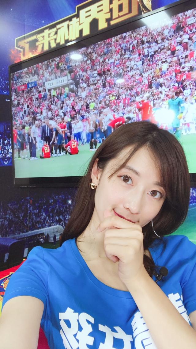 不光好看还是专业出身,rng主场主持人薇薇,原来也是圈内人士