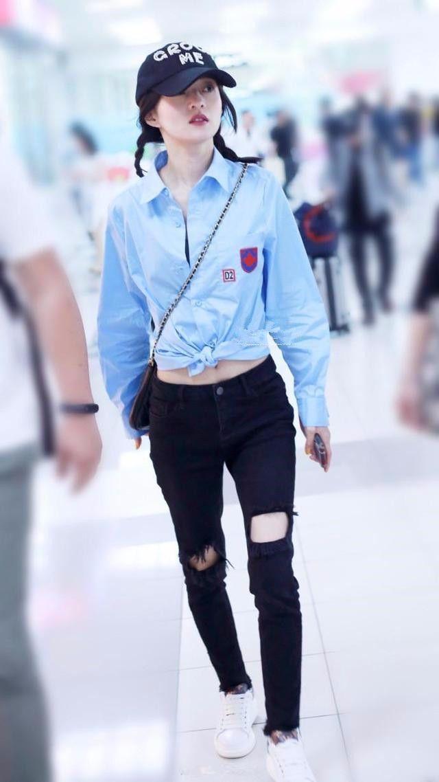 张韶涵现身机场,为防止裤子掉下来,系了两圈皮带,太瘦了