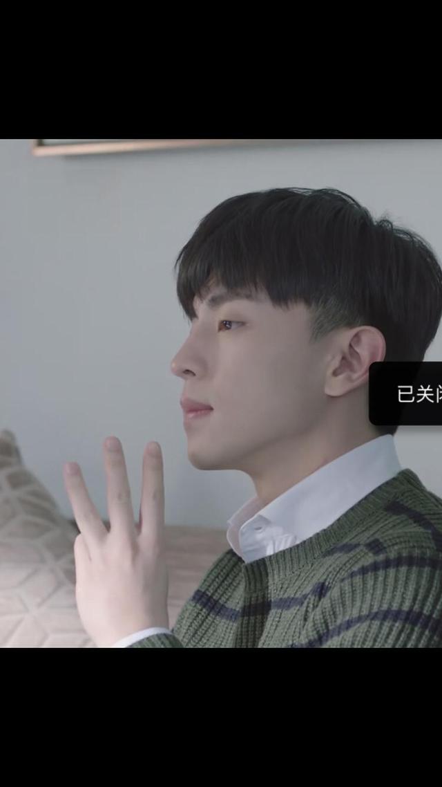 邓伦亲证自己小肉手:这是一双抓钱的手!