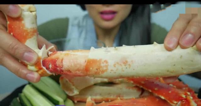 小姐姐吃帝王蟹,把整条蟹腿肉从壳里给抽出来,手法真棒!