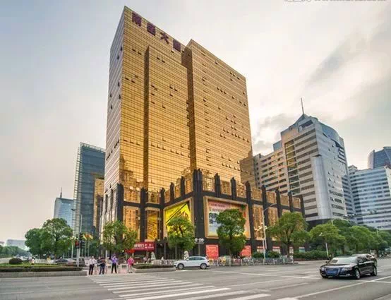 南岳大厦是一栋全新写字楼,外观特别,是金黄色玻璃幕墙,象征财富滚滚