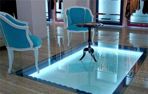 玻璃本身透光性就比较好,在室内装这种地板,可以增加房间的采光,最