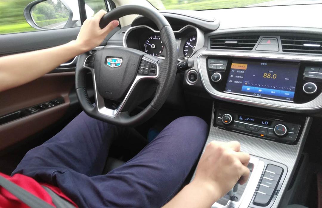 在测试动力的时候留意车子的换挡,现在车子普遍以自动挡为主,手动挡只