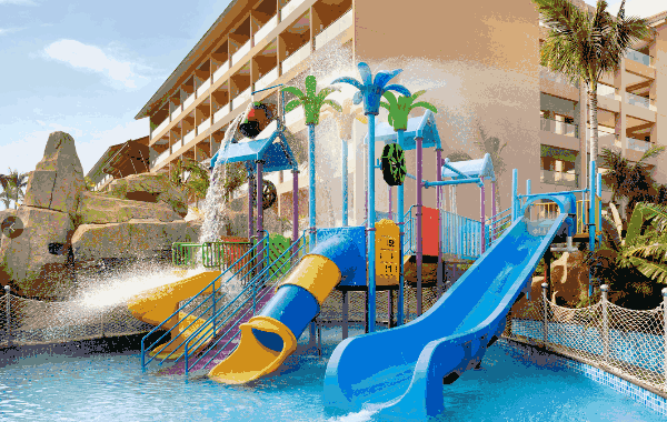 游泳池旁还设有室外亲水乐园无边际泳池也是一大亮点!