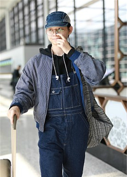 霍尊现身机场,抿嘴抠鼻一脸萌