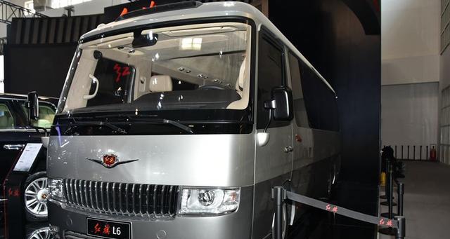 有着非常豪华外形的大巴车风格,红旗的中文独特车标很显眼