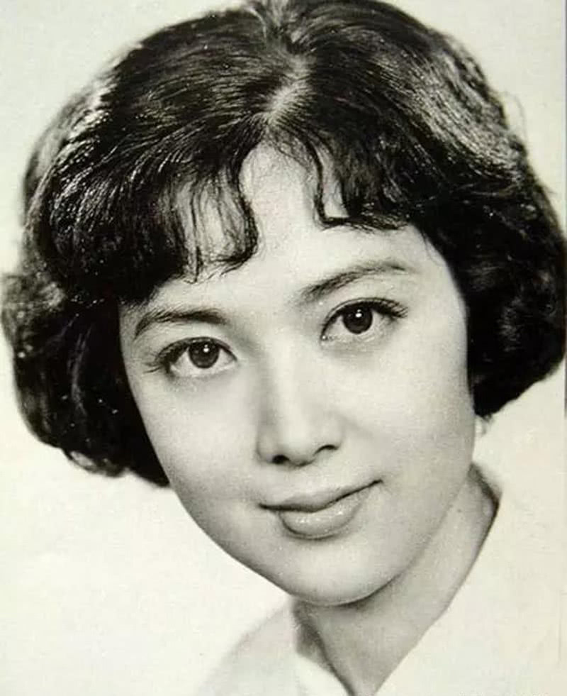 妈妈是最美影后,爸爸是总裁,如今30岁女儿的长相,实在让人意外