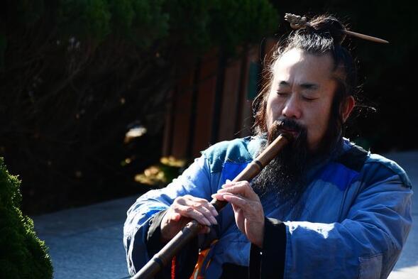 喝了老道士一碗水,病好大半,他却吓得拔腿就跑