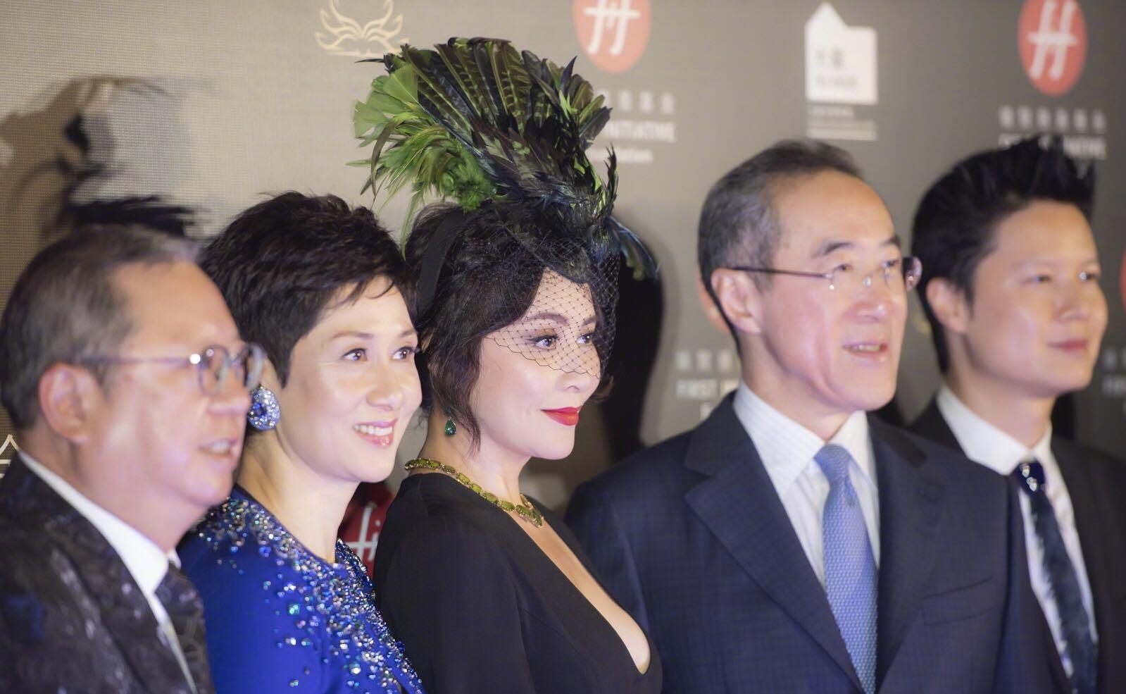 刘嘉玲现身慈善晚宴, 绿毛发饰被吐槽像"野鸡"? 网友: 颜高任性