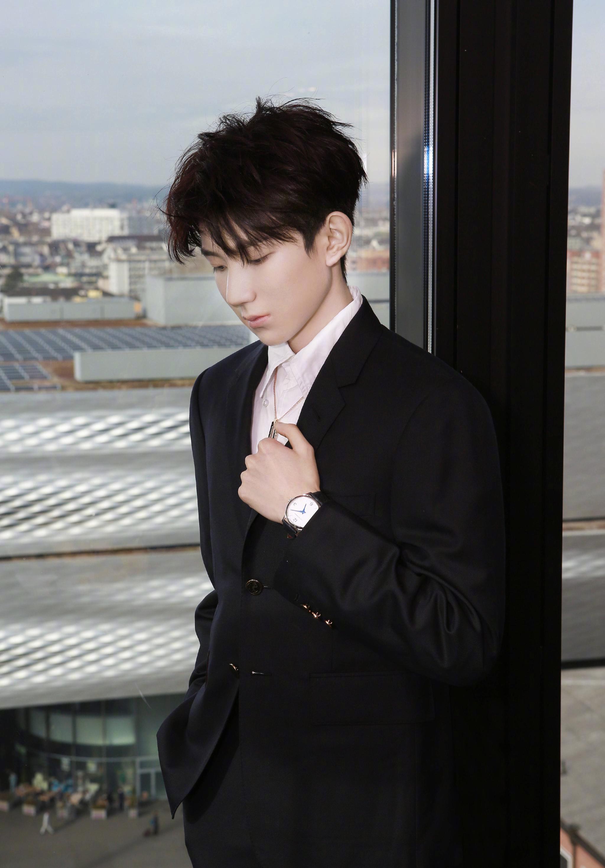 穿西装让粉丝血槽已空年纪虽小王源的魅力却很大啊