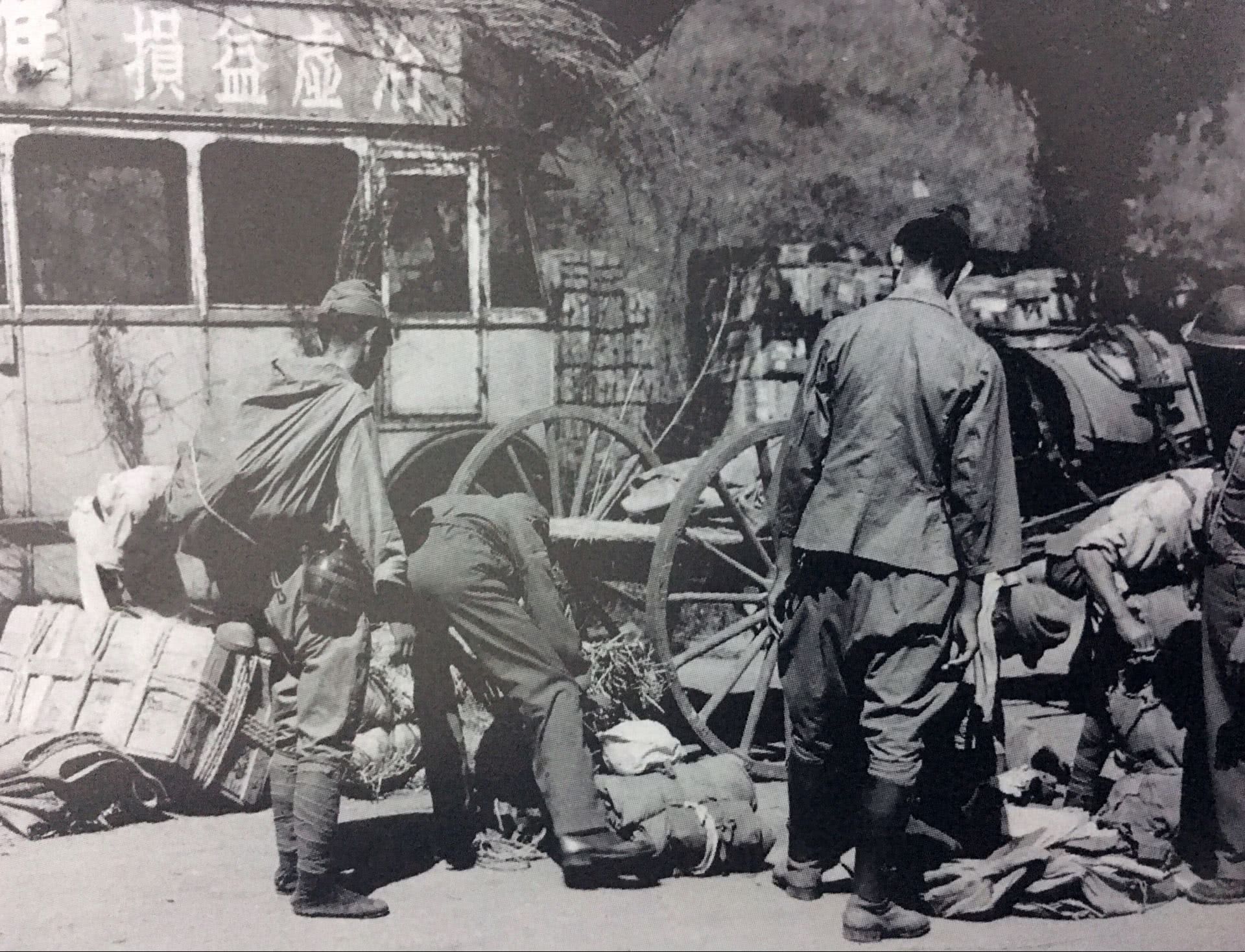 南京受降全记录老照片南京市民摇旗庆祝胜利日军士兵缴械投降