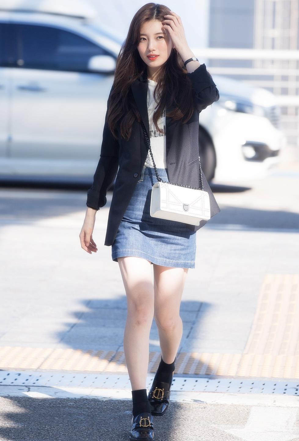 裴秀智休闲靓丽现身机场人气超高遭围堵