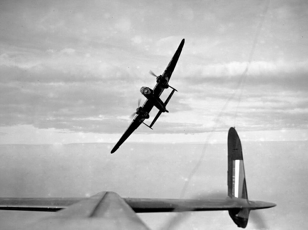 参加作战的英国曼彻斯特轰炸机少见的双发战略轰炸机