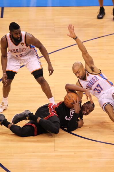 盘点nba球星摔倒瞬间: 艾弗森摔出血, 地太滑还是太激烈?