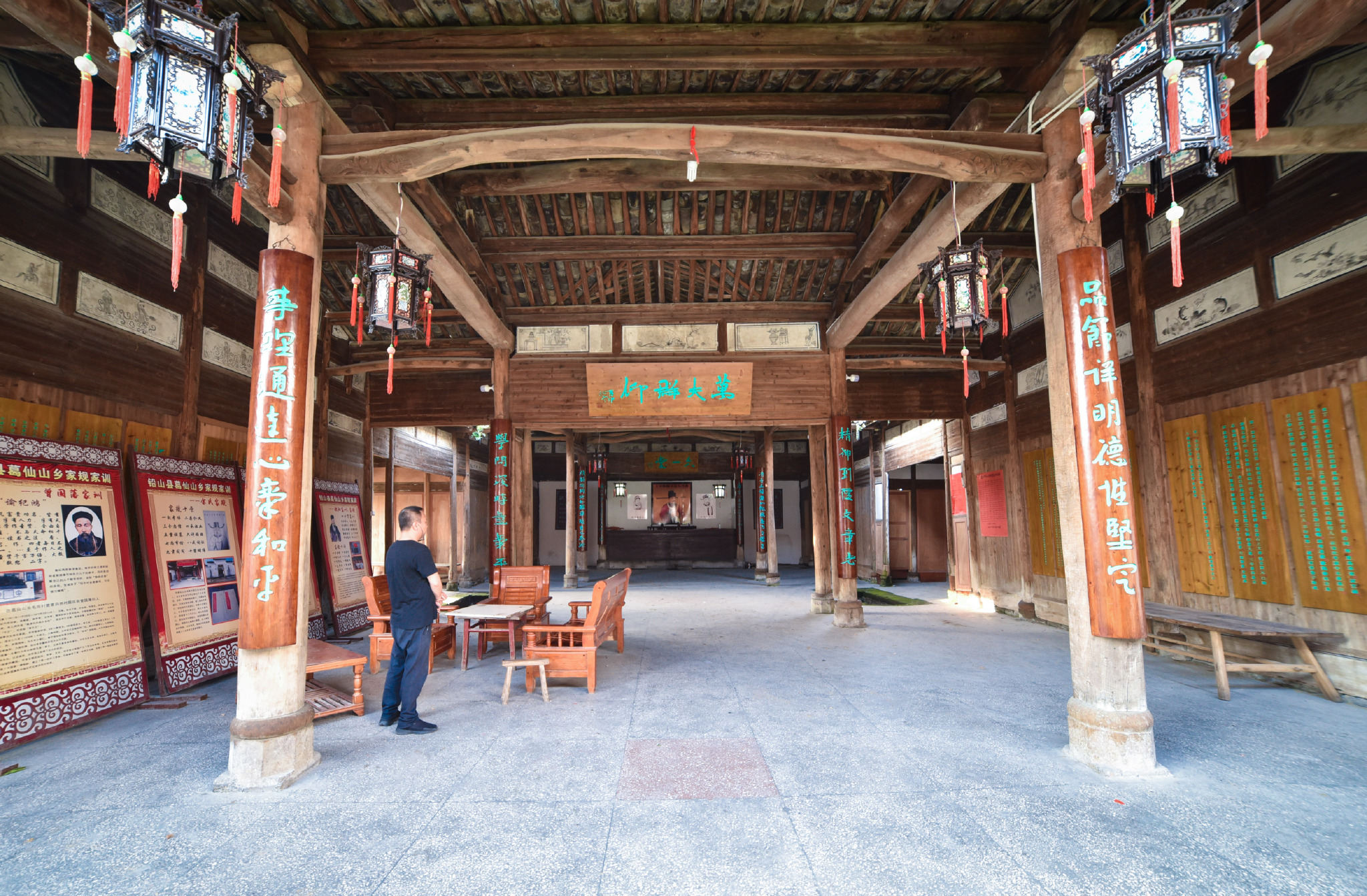 村里有一座欧阳宗祠,北宋文学家欧阳修在祠堂里受子孙祭拜
