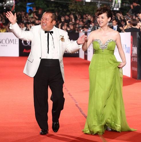 身高1米6不到,娶到的老婆却非常漂亮···|曾志伟|曾宝仪|王美华