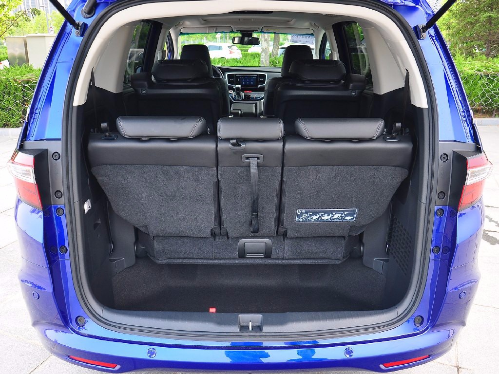 后备箱空间一直是奥德赛的弱项,只要是三排座椅全部使用的情况下,后备