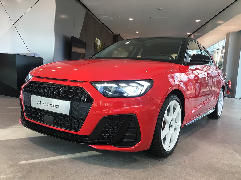 新一代奥迪a1实拍,这颜值比宝马mini还漂亮!