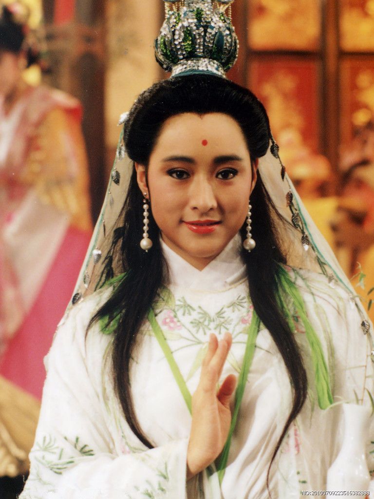 曾经零片酬出演《新白娘子传奇》中的观音菩萨,如今微博晒狗为乐