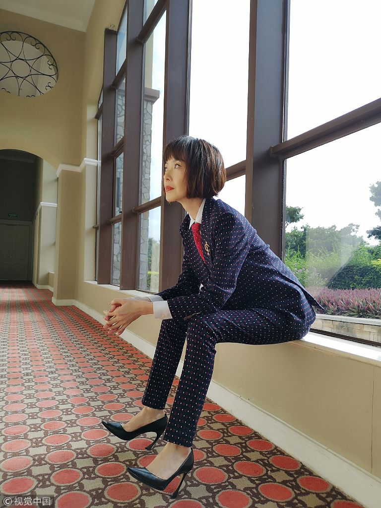 陈鲁豫气场全开波点印花秀"西装杀" 席地而坐炫逆天大长腿