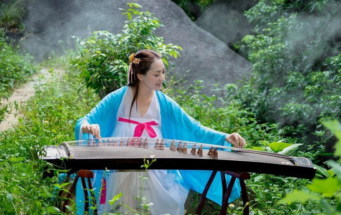 古典美女: 弹古筝的气质美女你是山林中走出来的仙子吗?|美女|古筝|仙子|山林|气质_新浪新闻