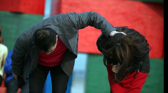 毕福剑强按住美女歌手头给观众鞠躬太霸道了吧