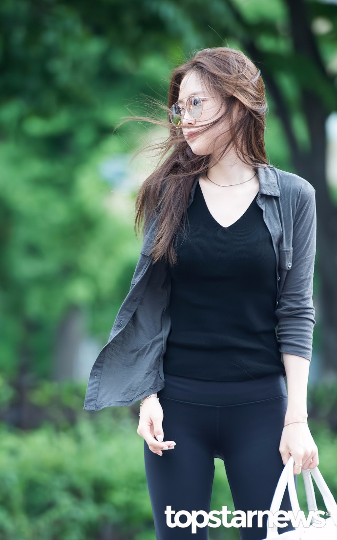 孙恩娜简单紧身的装扮尽显完美身材