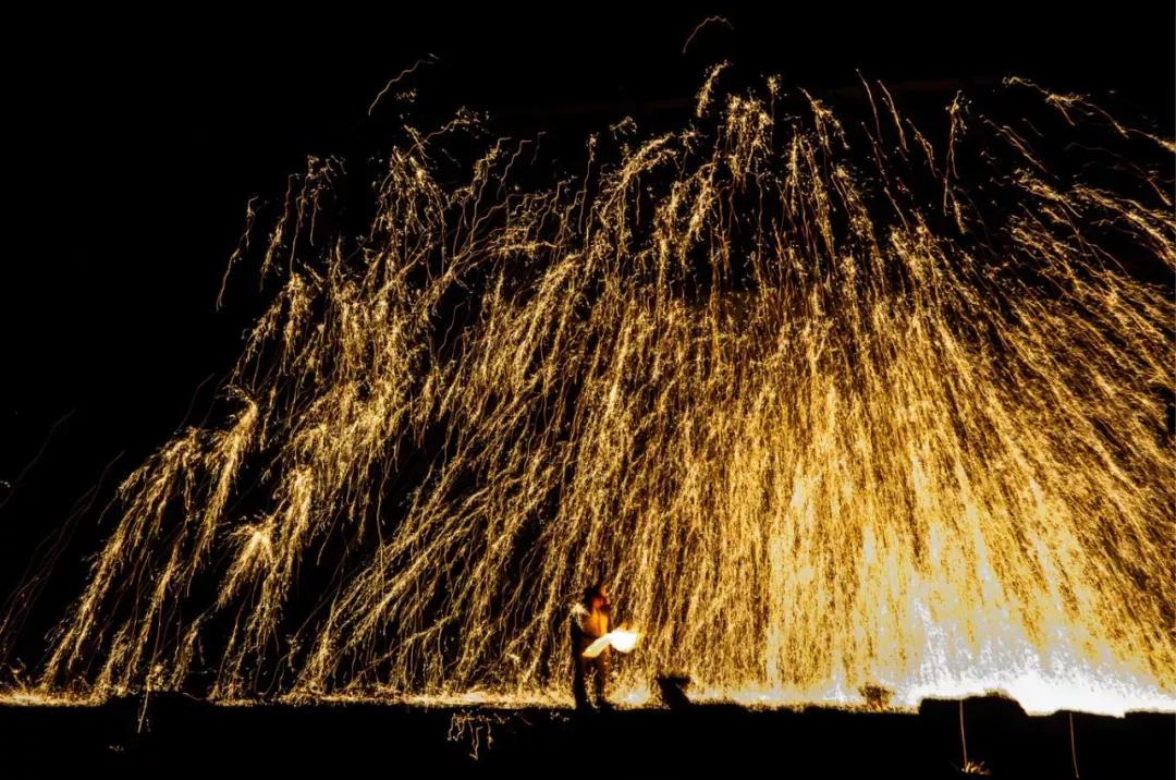 他们用1600℃的铁水"放烟花"!传承500年,如今快失传!