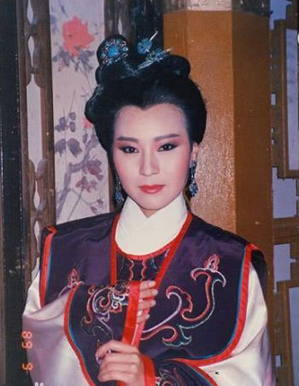 的一代玉女如今却在景点卖唱讨生活|天凉好个秋|鲍正芳|卖唱_新浪网