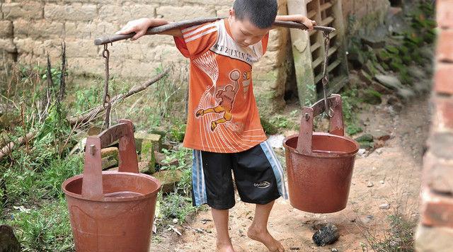 7岁就撑家, 爸爸瘫痪而他光着脚丫挑水做饭