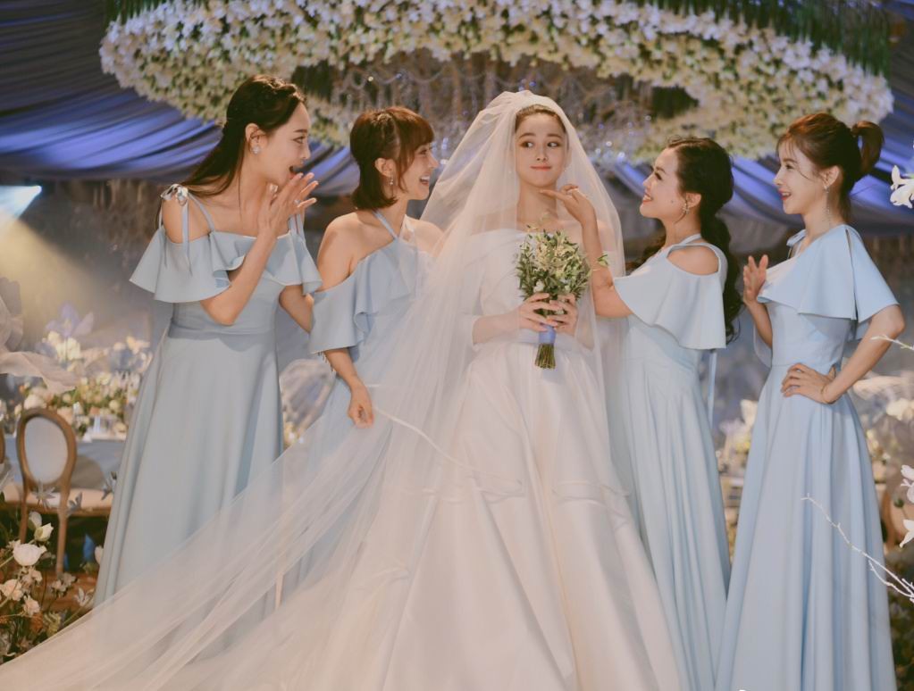 张馨予闺蜜晒伴娘新娘合照,讲述第一次见何捷时对他的印象