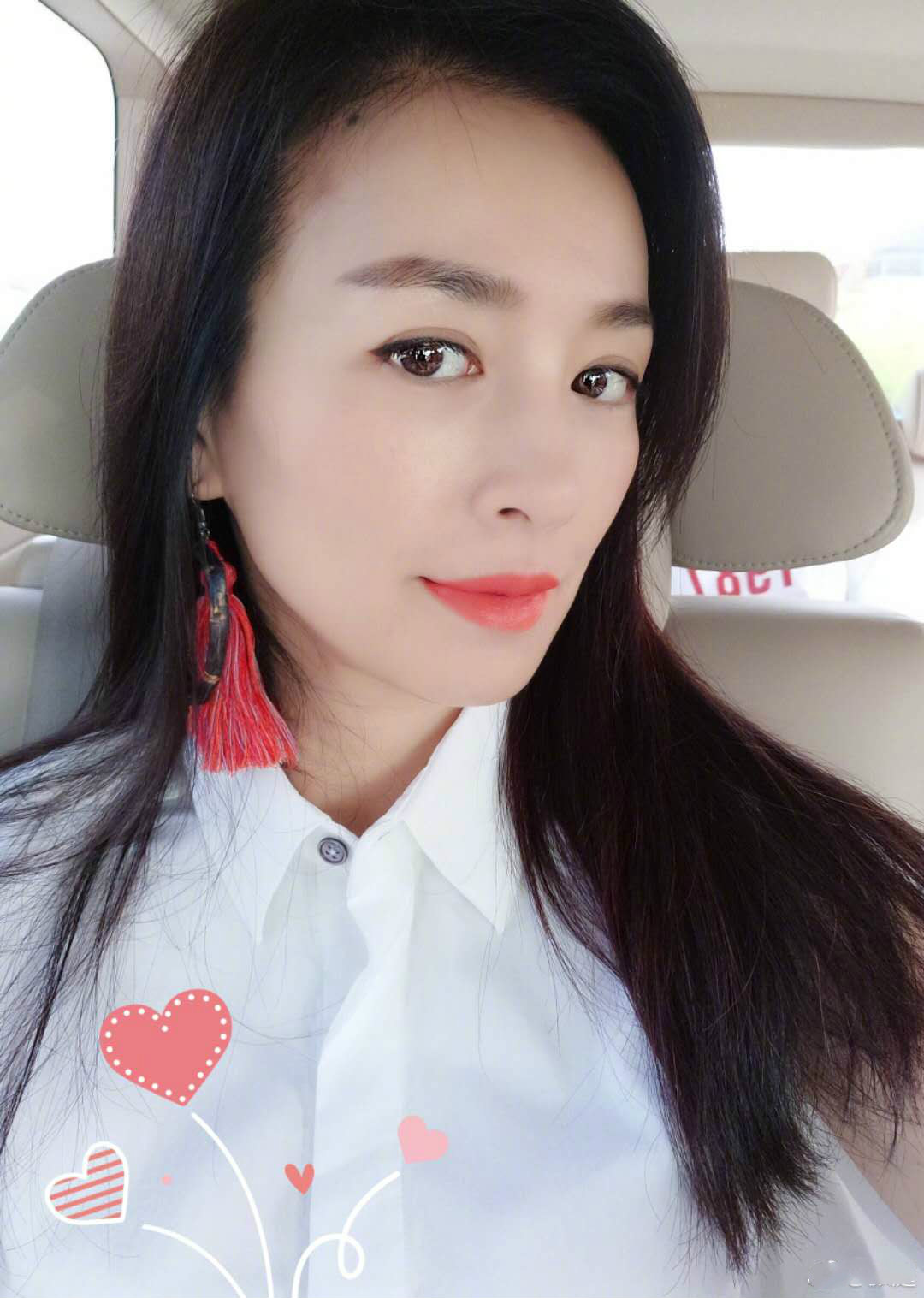 张庭坐在车上晒自拍,是逆龄女神没错了,耳朵上的复古耳环很惹眼