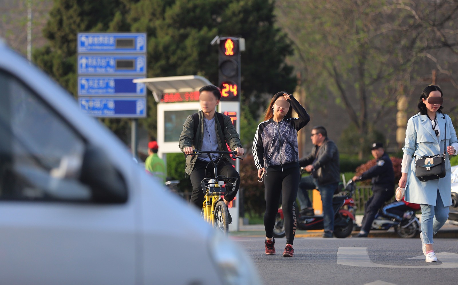 那么,在现场抓拍,大屏幕曝光的威慑下,行人过马路是否能做到遵守1600