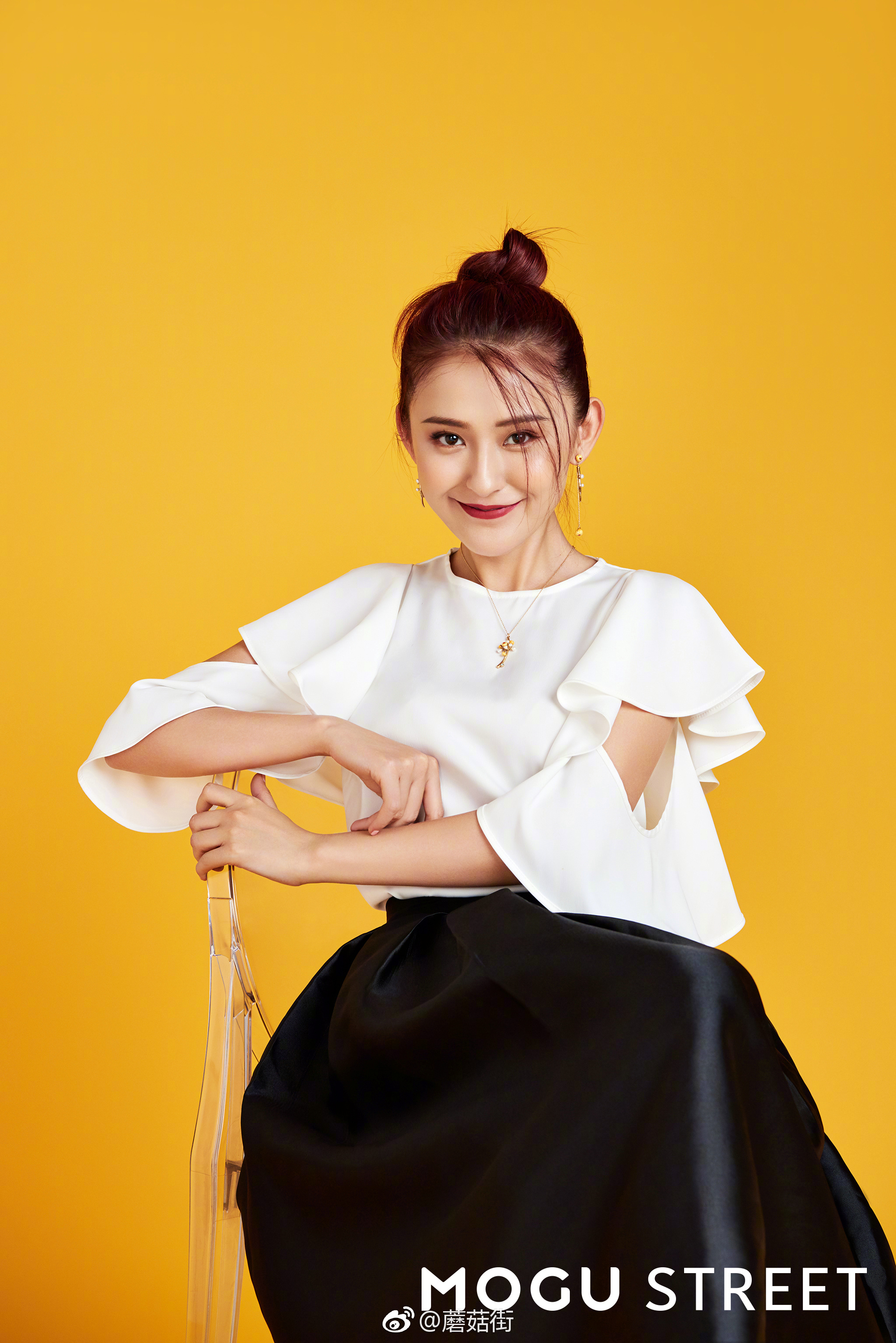 今日开机屏热依扎简单的黑白配丸子头