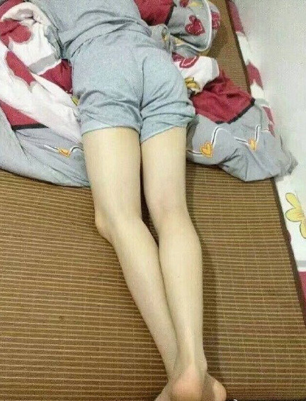 现在的男孩子都有让女人们都羡慕的大白腿!没错,都是男生