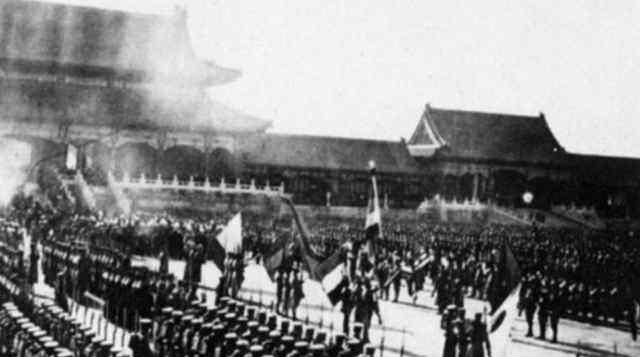 罕见八国联军侵略老照片, 轮流坐上龙椅拍照|八国联军|龙椅|北京城_新浪新闻