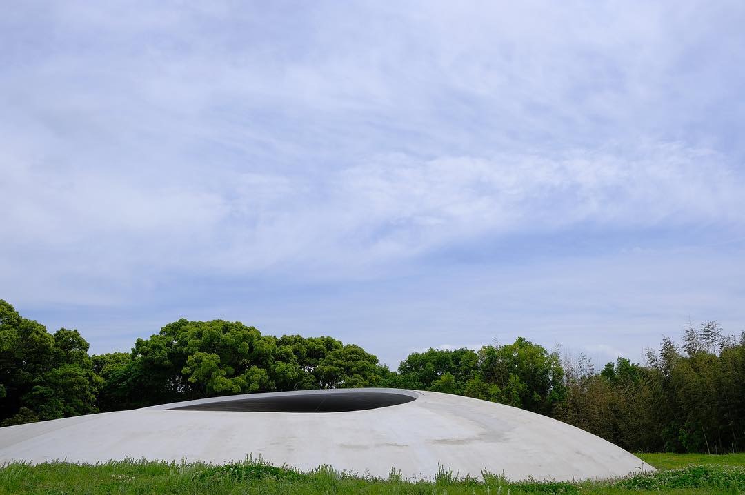 日本濑户内海的丰岛美术馆像一个水珠状的艺术品躺在岛山