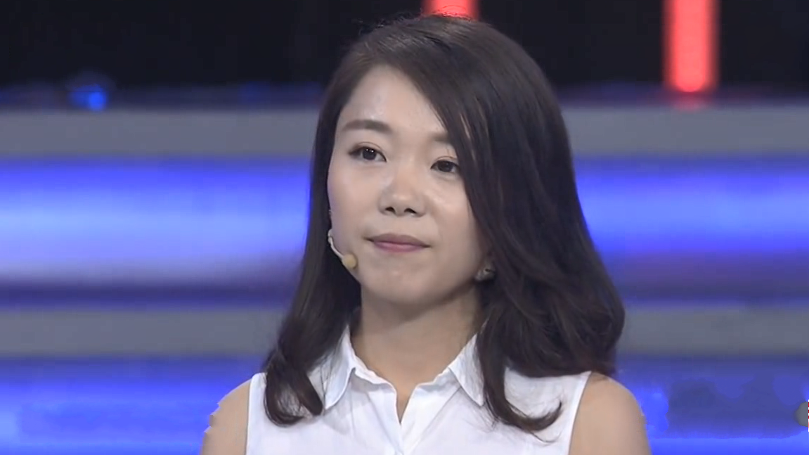 非你莫属:23岁美女上台求职,现场展示自己的作品,老板说太烂了