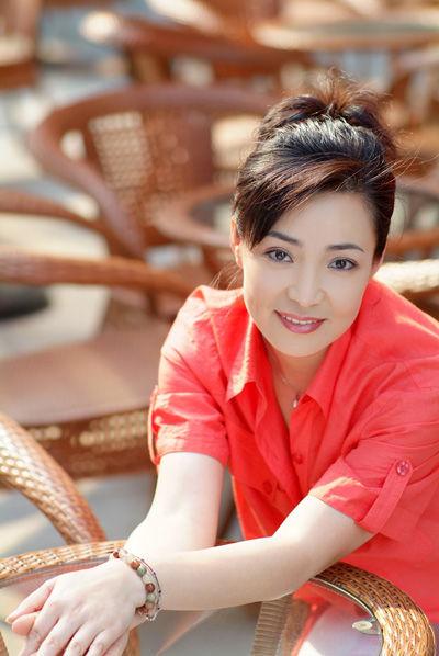 她就是演员戴春荣,出生于1961年,17岁被分配到西安市秦腔二团 ,秦腔是