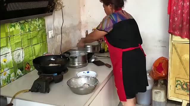 农村姑娘怀孕后第一次回娘家,看妈妈中午给闺