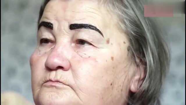 70岁老奶奶纹完眉毛,上完妆后,瞬间年轻了30岁,老伴都没认出来