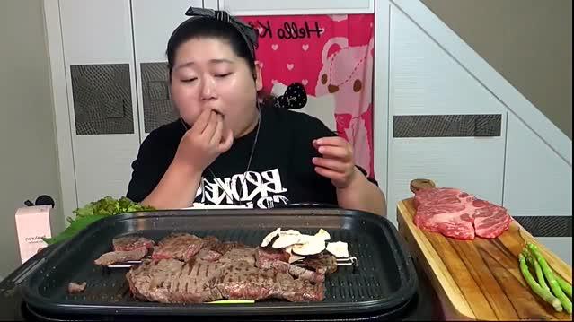 180斤韩国胖妞,独自做牛肉脊梁骨,一口一口吃的满嘴油