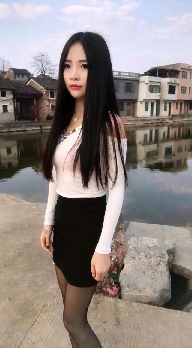 街拍户外小姐姐浓妆艳抹网友有股城乡结合部的味