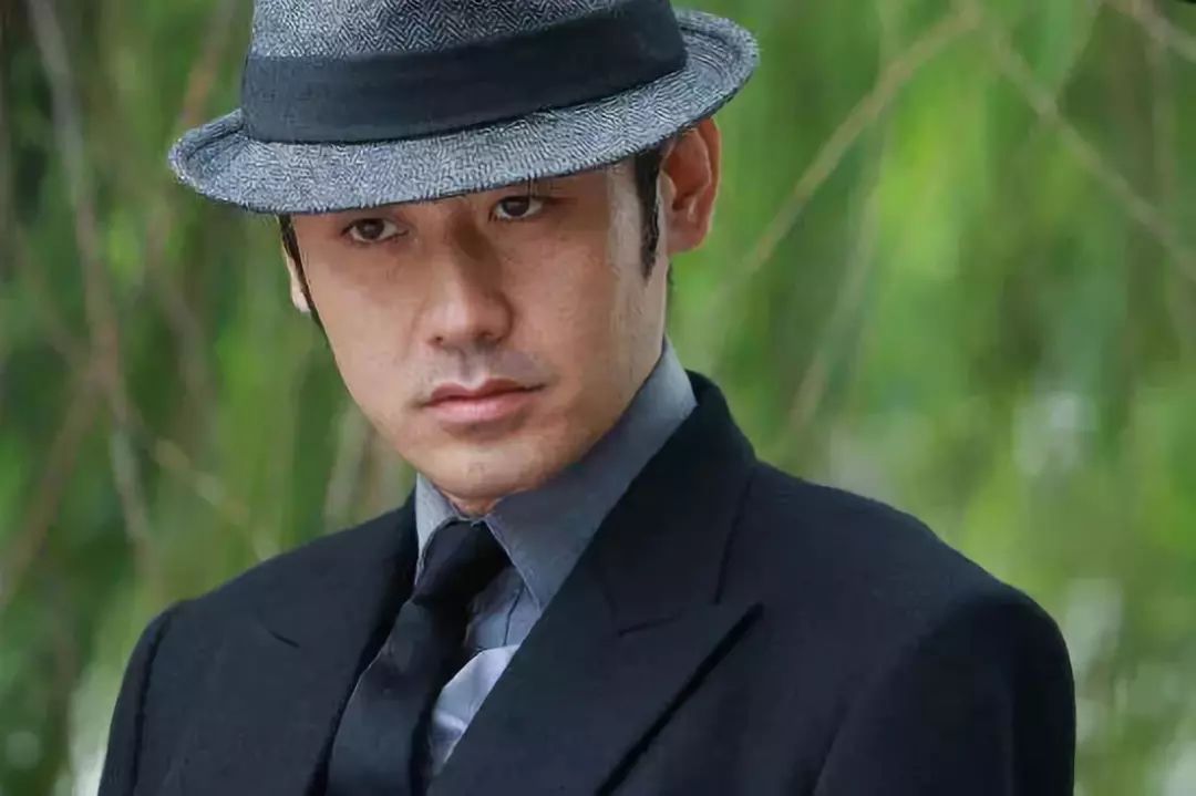 2009年,他参演刘江执导的谍战剧"黎明之前",导演指着监视器里男主演