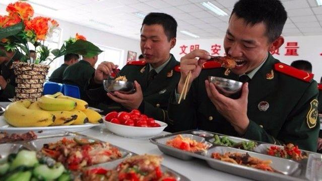 解放军伙食分四类标准,潜艇员的最好,一类标准的伙食看了心疼!